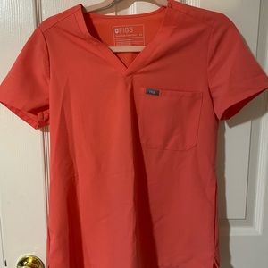 HOT CORAL FIGS CATARINA ONE POCKET SCRUB TOP